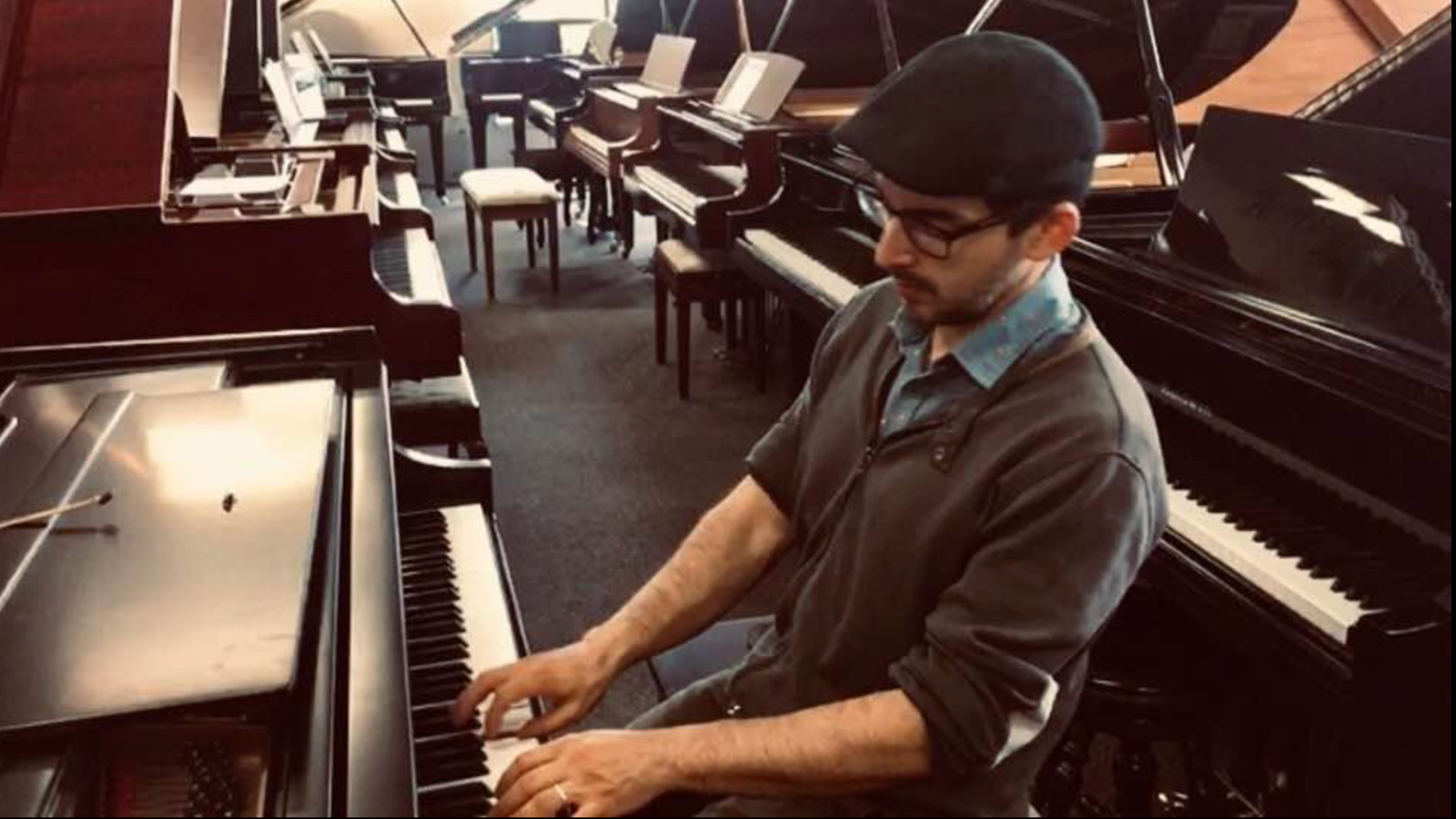 Geo Progulakis at the piano