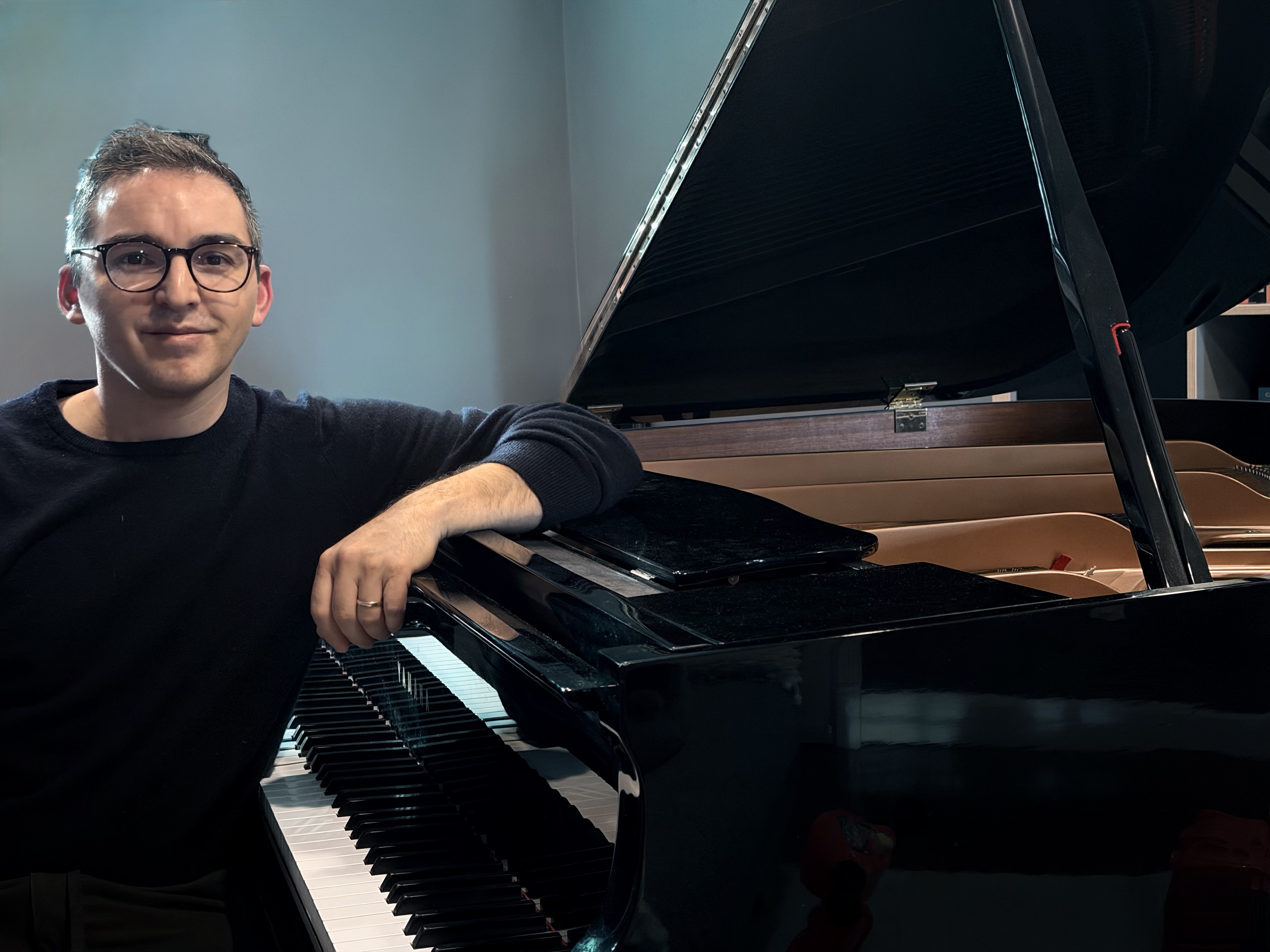 Geo Progulakis at the piano